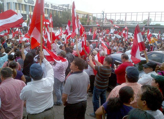 Partido Liberal marchan por la dignidad