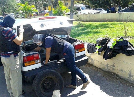 Honduras: Decomisan indumentaria policial en taxi 'brujo'