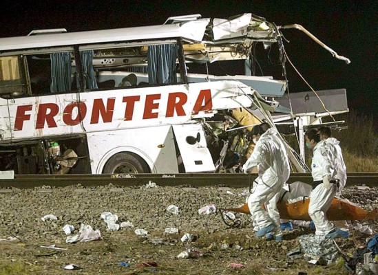 Suman 20 los muertos por choque de tren y autobús en noreste de México
