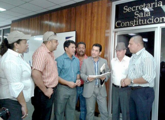 Empleados suspendidos de la ENEE presentan recurso en Corte Suprema