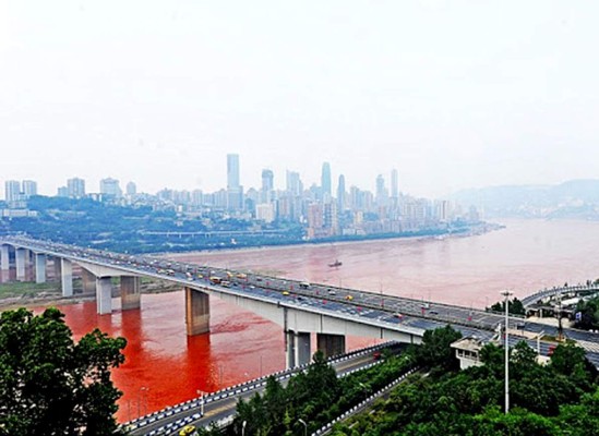 Río en China sorprende al volverse color rojo