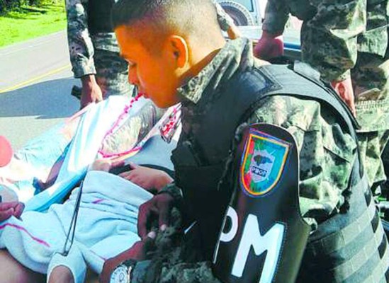 Hondureña da a luz en una patrulla