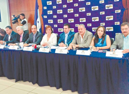 Empresarios y funcionarios siguen enfrentados por cobro del 1.5%