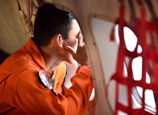 Pasajeros del avión de AirAsia estaban tomados de la mano