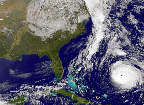 Huracán Gonzalo mantiene enorme fuerza próximo a las Bermudas