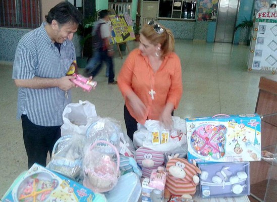 Entregan cunas y ropa a trillizos hondureños