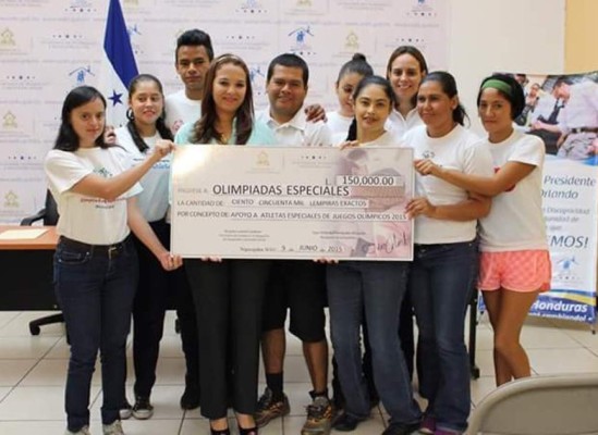 Gobierno entrega donativo a atletas con capacidades especiales