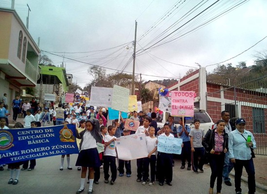 Pobladores marchan en contra del dengue y Chikungunya.