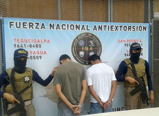 Capturan a dos colegiales sospechosos de extorsión