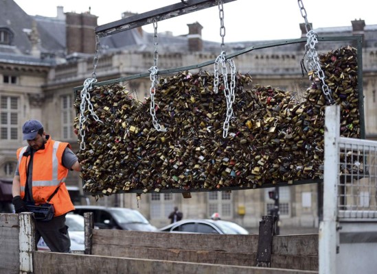 El Puente de las Artes de París liberado de los candados de amor
