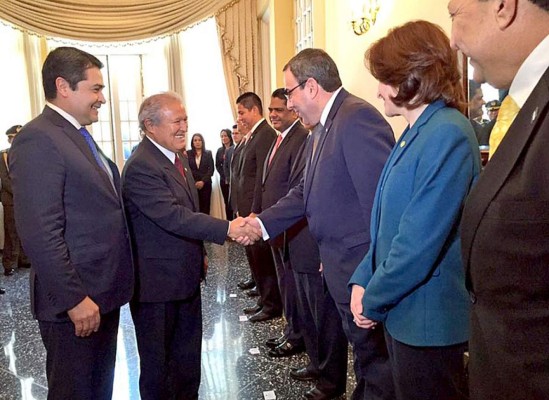 Presidente de Honduras se reúne con su homólogo de El Salvador
