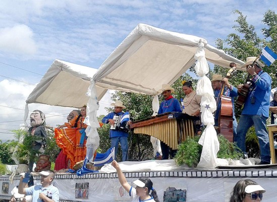 Con desfile de carrozas, gobierno de Honduras inaugura Mes Patrio