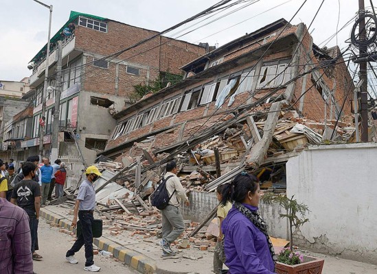 Terremoto en Nepal deja al menos 1,400 muertos