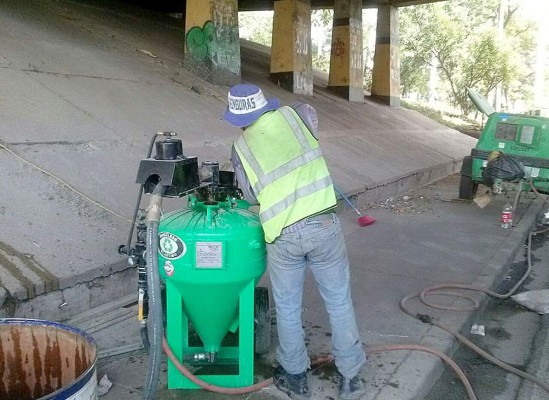 Borran grafitis en la capital de Honduras