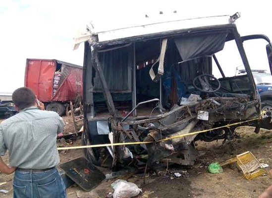 Un muerto y diez heridos en choque de rastra y autobús en Comayagua