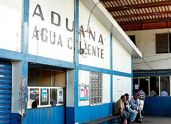 Retienen a ocho menores en aduana Agua Caliente