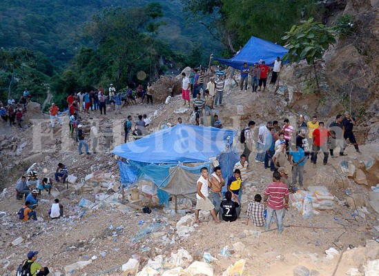 Ardua labor de rescate de mineros soterrados