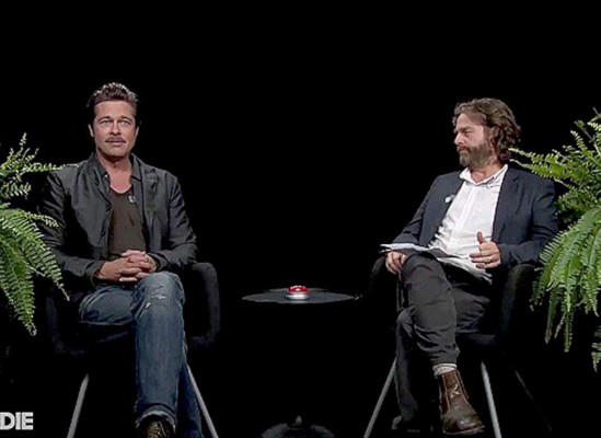 VIDEO: Brad Pitt escupe a Zack Galifianakis