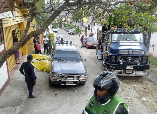 Video muestra cómo dos vecinos se quitan la vida por un portón