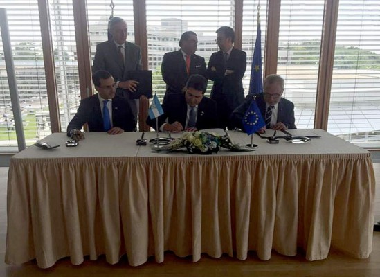 Honduras firma préstamo por USD150 millones para carretera de occidente