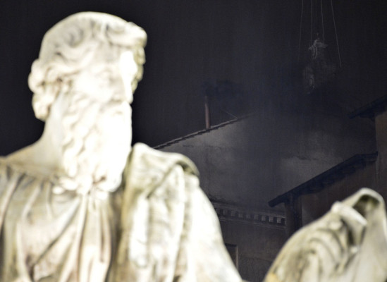 Decepción y sorpresa en San Pedro tras la primera fumata negra