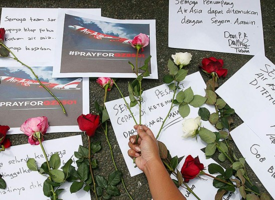 Pasajeros del avión de AirAsia estaban tomados de la mano
