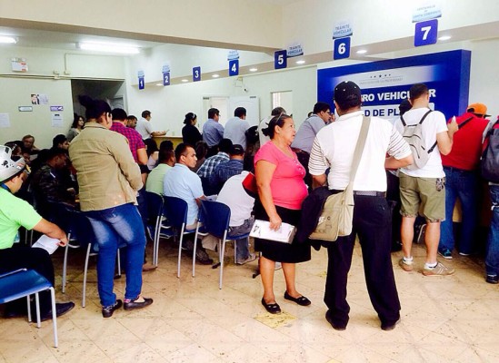 A contrarreloj, capitalinos reclaman placas en el Registro Vehicular