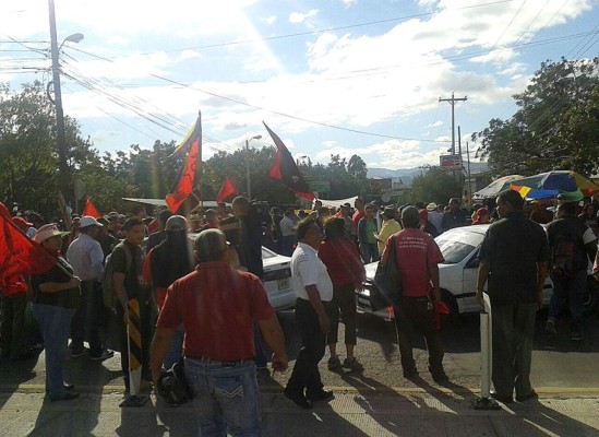 Seguidores de Libre marchan en Tegucigalpa