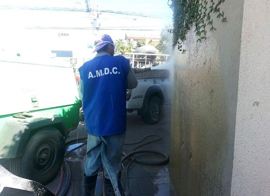 Alcaldía borra graffitis de Libre