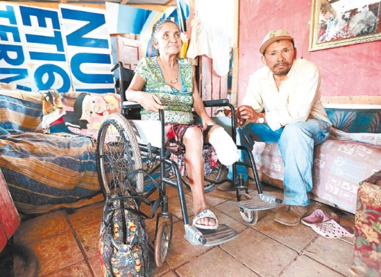 Humilde anciana clama por ayuda y atención médica