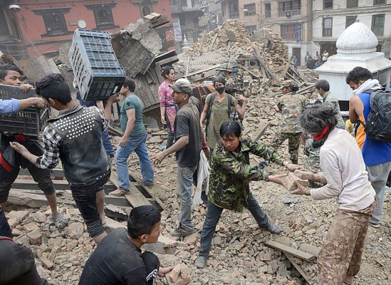 Terremoto en Nepal deja al menos 1,400 muertos