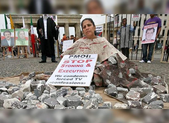 Mujer acusada de adulterio sobrevive a su lapidación