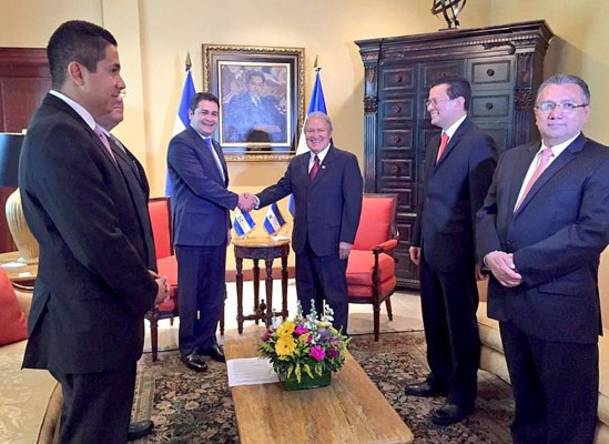 Presidente de Honduras se reúne con su homólogo de El Salvador