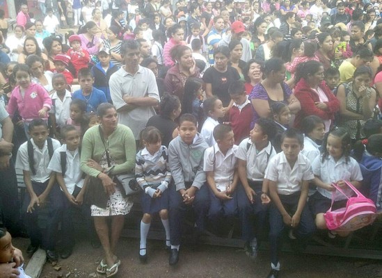 Niños de Honduras comienzan año escolar 2015