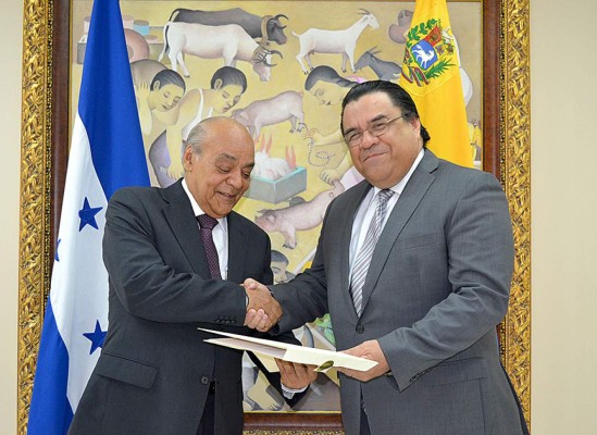Honduras: Embajadores entregan copias de estilo
