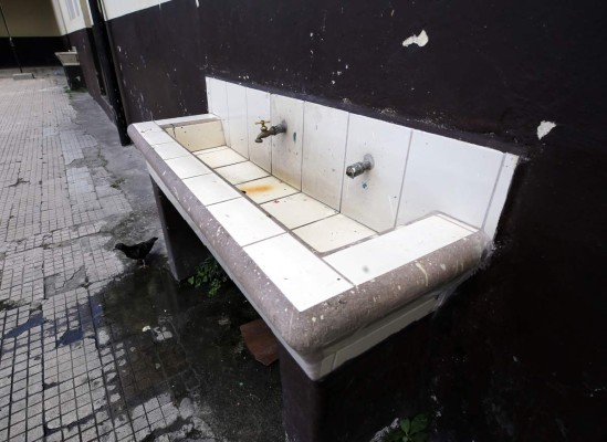 Centros educativos suspenden clases por falta de agua potable en la capital de Honduras