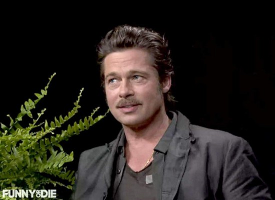 VIDEO: Brad Pitt escupe a Zack Galifianakis