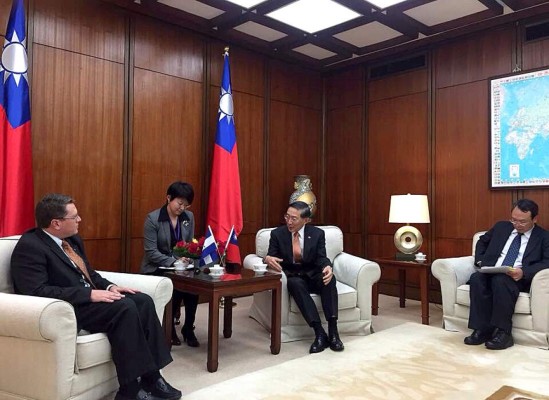 Embajador de Honduras presenta copias de estilo