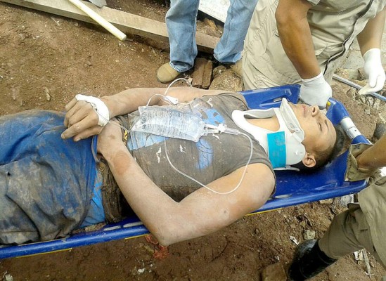 Efectúan rescate de obrero soterrado en la capital de Honduras