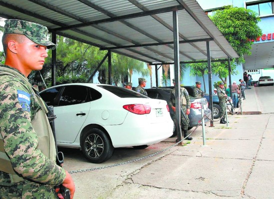 Militares revisan entradas y salidas de carros en hospitales