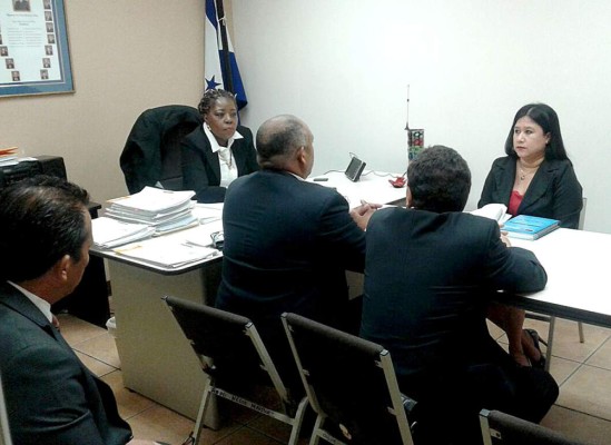 Suspenden audiencia contra exfuncionarios por 'Cuarta urna'