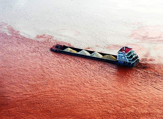 Río en China sorprende al volverse color rojo