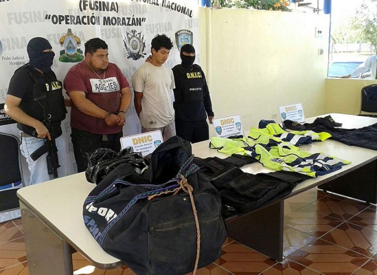 Honduras: Decomisan indumentaria policial en taxi 'brujo'