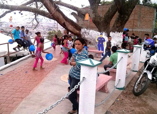 Inauguran parque remodelado en la Campo Cielo