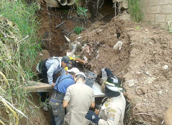 Efectúan rescate de obrero soterrado en la capital de Honduras