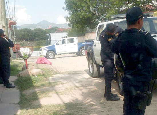 Hallan cadáver encostalado en colonia América