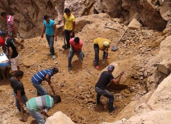 Al menos tres personas están soterradas en mina Cuculmeca