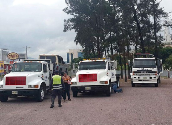 Operativos contra vehículos mal estacionados y sin placas