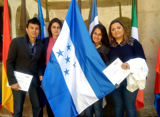 Hondureños culminan estudios en España