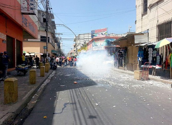 Protesta en mercados capitalinos por altos aranceles de importación